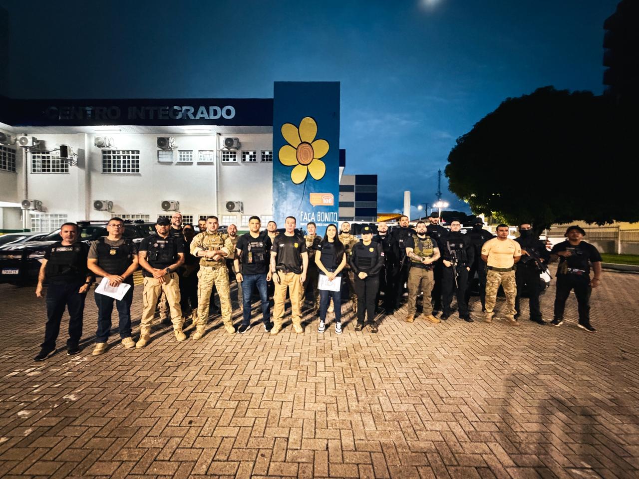 Policiais civis durante operação contra crimes sexuais no Amazonas