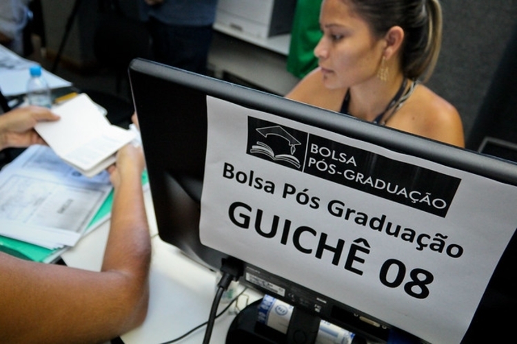 Atendimento de candidatos do Bolsa Pós-Graduação 2026 em Manaus