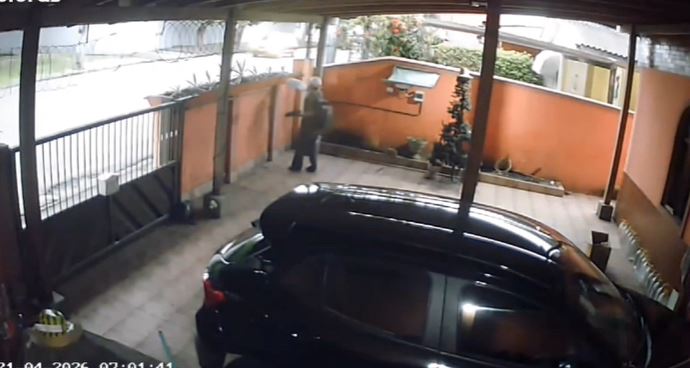 VÍDEO: Polícia procura suspeito de furtar pertences de casa no Aleixo