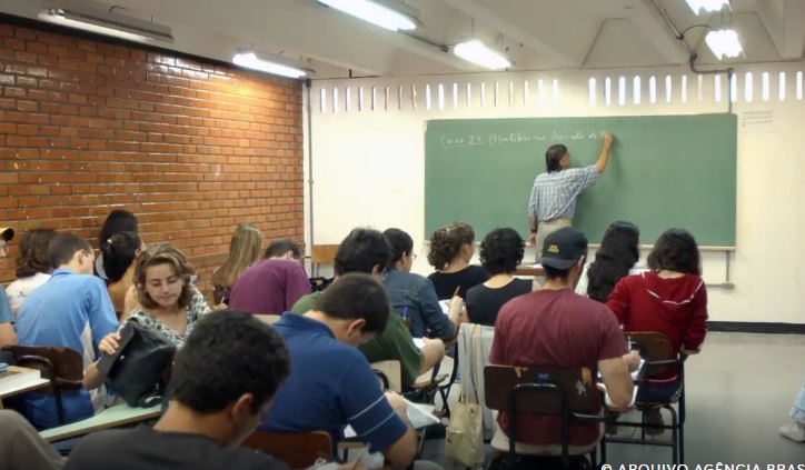 Senado aprova reajuste de 5,4% no piso dos professores e altera regra de cálculo