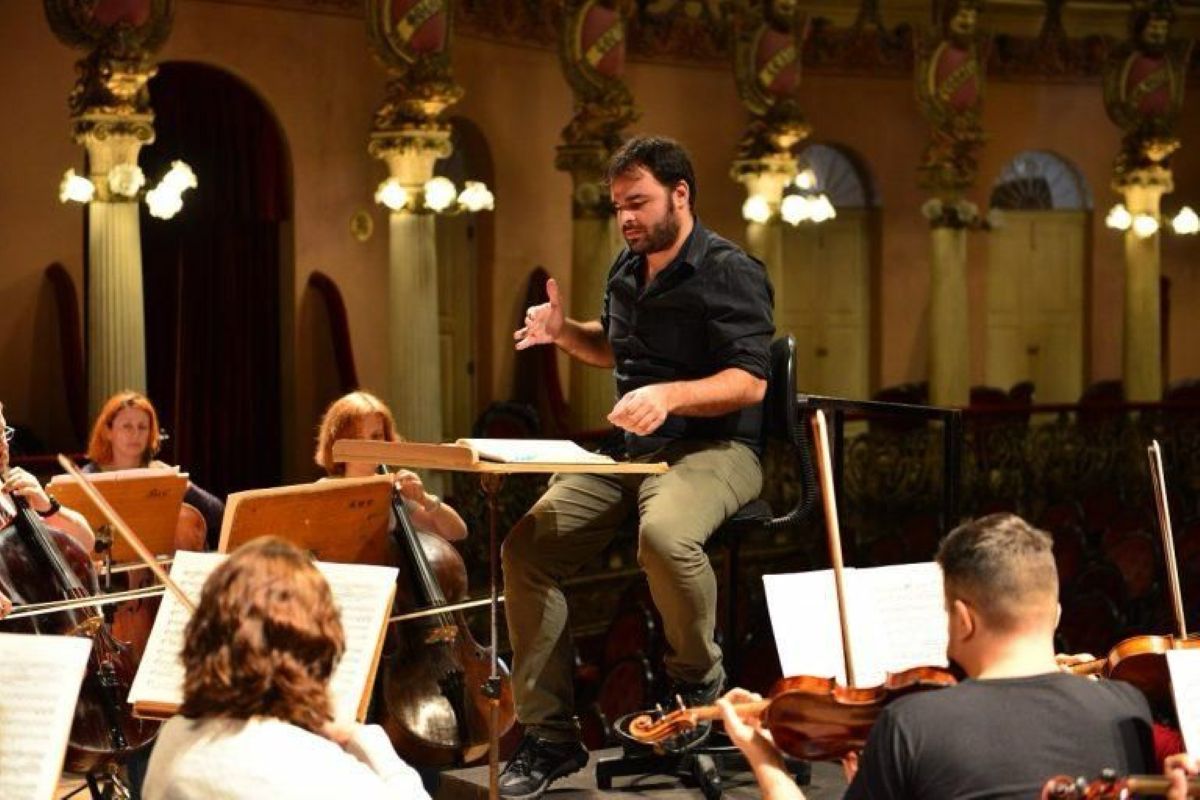 Maestro Otávio Simões rege apresentação da ópera Salvator Rosa no Teatro Amazonas