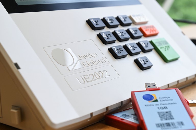 Urna eletrônica completa 30 anos e Brasil já levou o sistema a 34 países