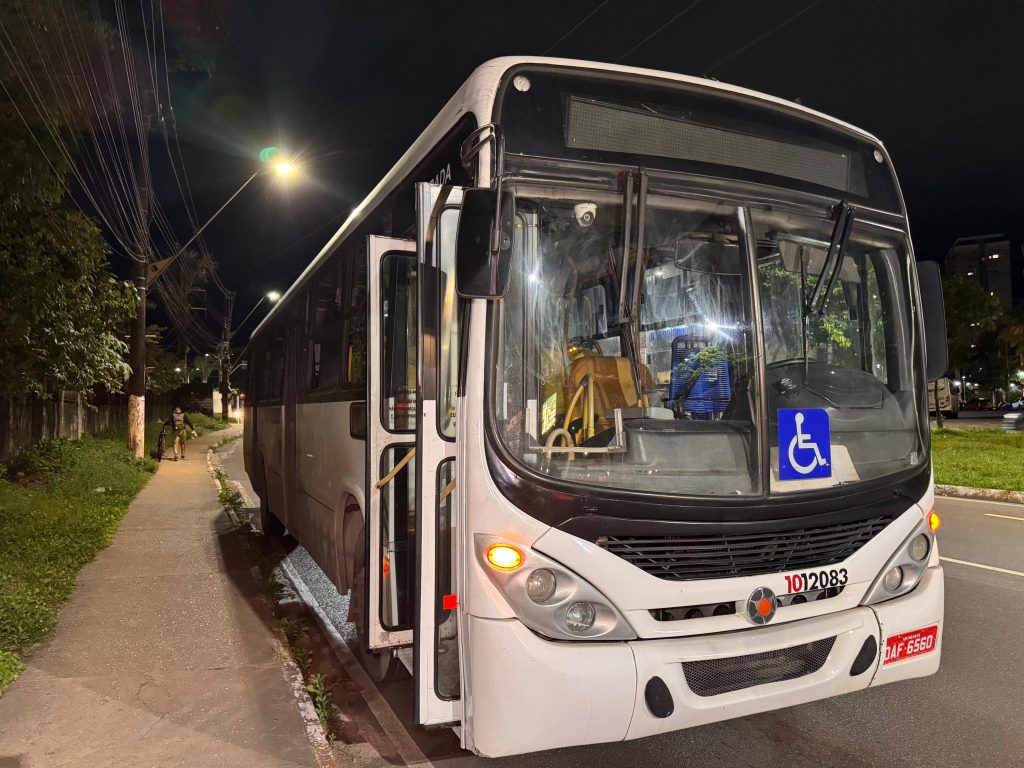 VÍDEO: Passageiros batem em janela de ônibus para pedir socorro durante arrastão em Manaus