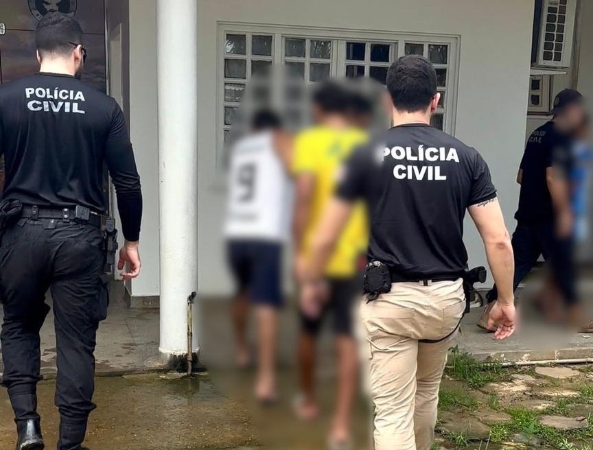 Policiais civis durante operação contra furtos em Eirunepé, no Amazonas