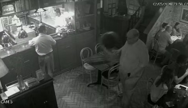 Cantor Ed Motta arremessa cadeira durante confusão em restaurante; veja vídeo