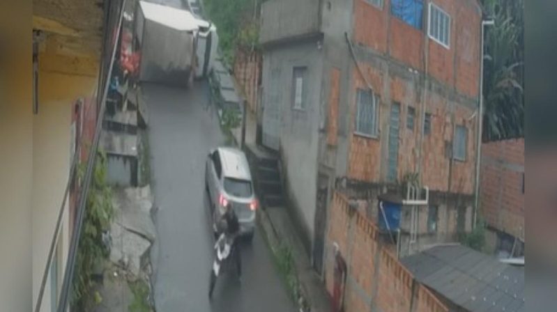 Homem escapa de ser esmagado por caminhão que tombou em ladeira de Manaus