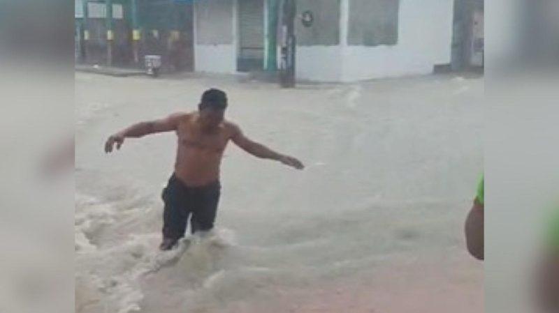 VÍDEO: Forte chuva provoca alagamentos e deixa carro encalhado em Manaus