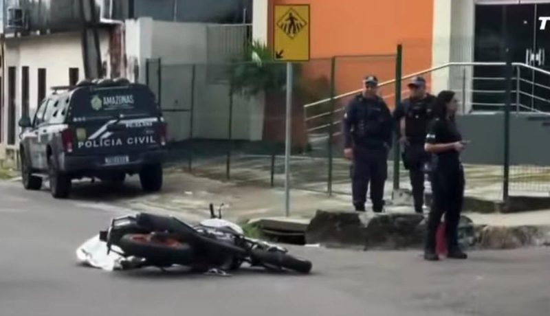 Motorista de micro-ônibus foge após acidente que matou motociclista em Manaus