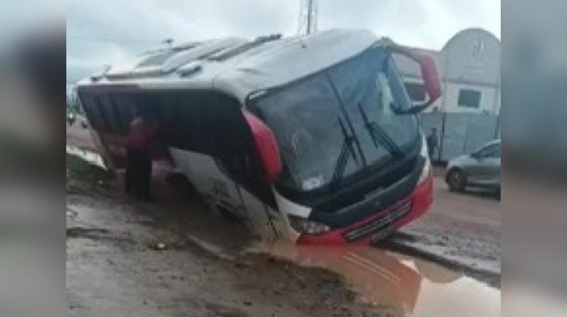 VÍDEO: Ônibus quase é 'engolido' por cratera e passageiros saem pelas janelas no Cacau Pirêra