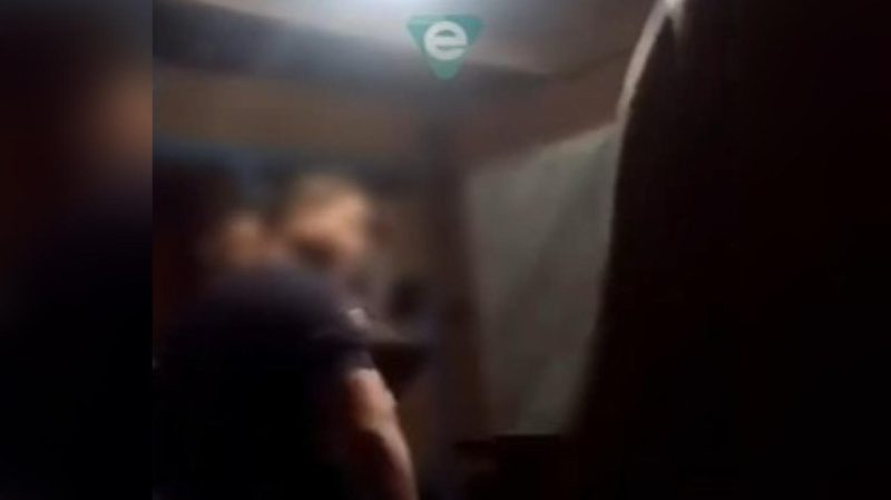 policial agride mulher com tapa e dá soco em homem algemado no interior do AM