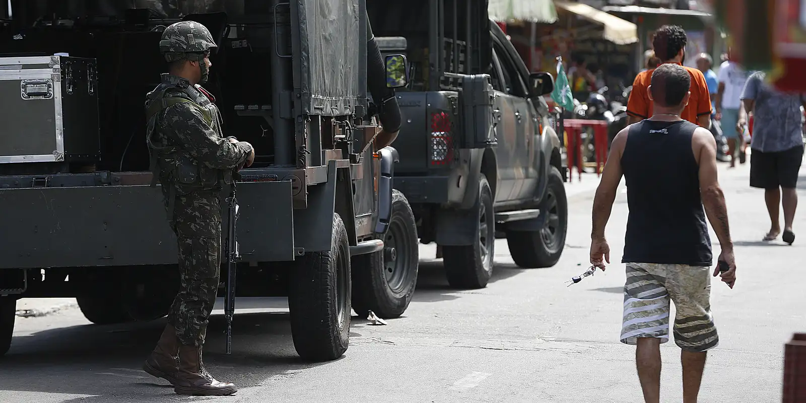 Polícia faz ação para cumprir 56 mandados de prisão na Maré, no Rio