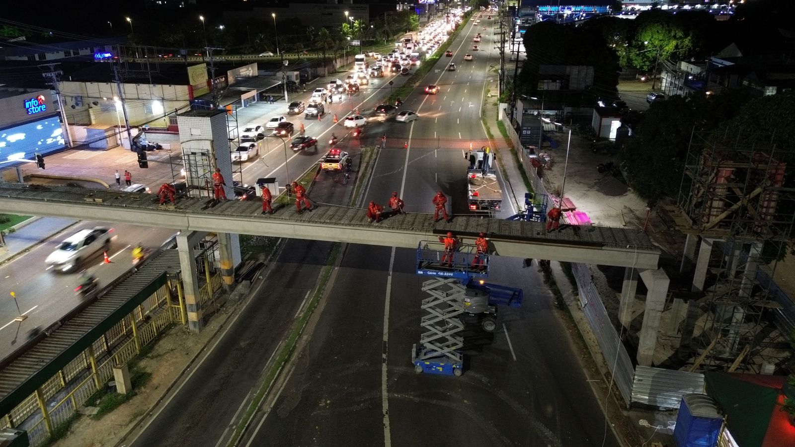 Operários trabalham na construção da passarela da Torquato Tapajós em Manaus