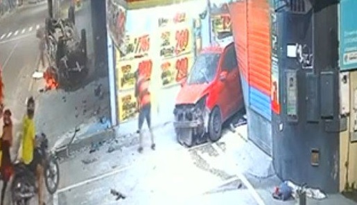 VÍDEO: Acidente entre viatura da Rocam e carro deixa duas vítimas fatais em Manaus