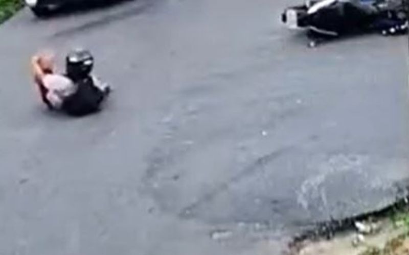 Vídeo mostra grave acidente entre carro e moto que deixou dois feridos em Manaus