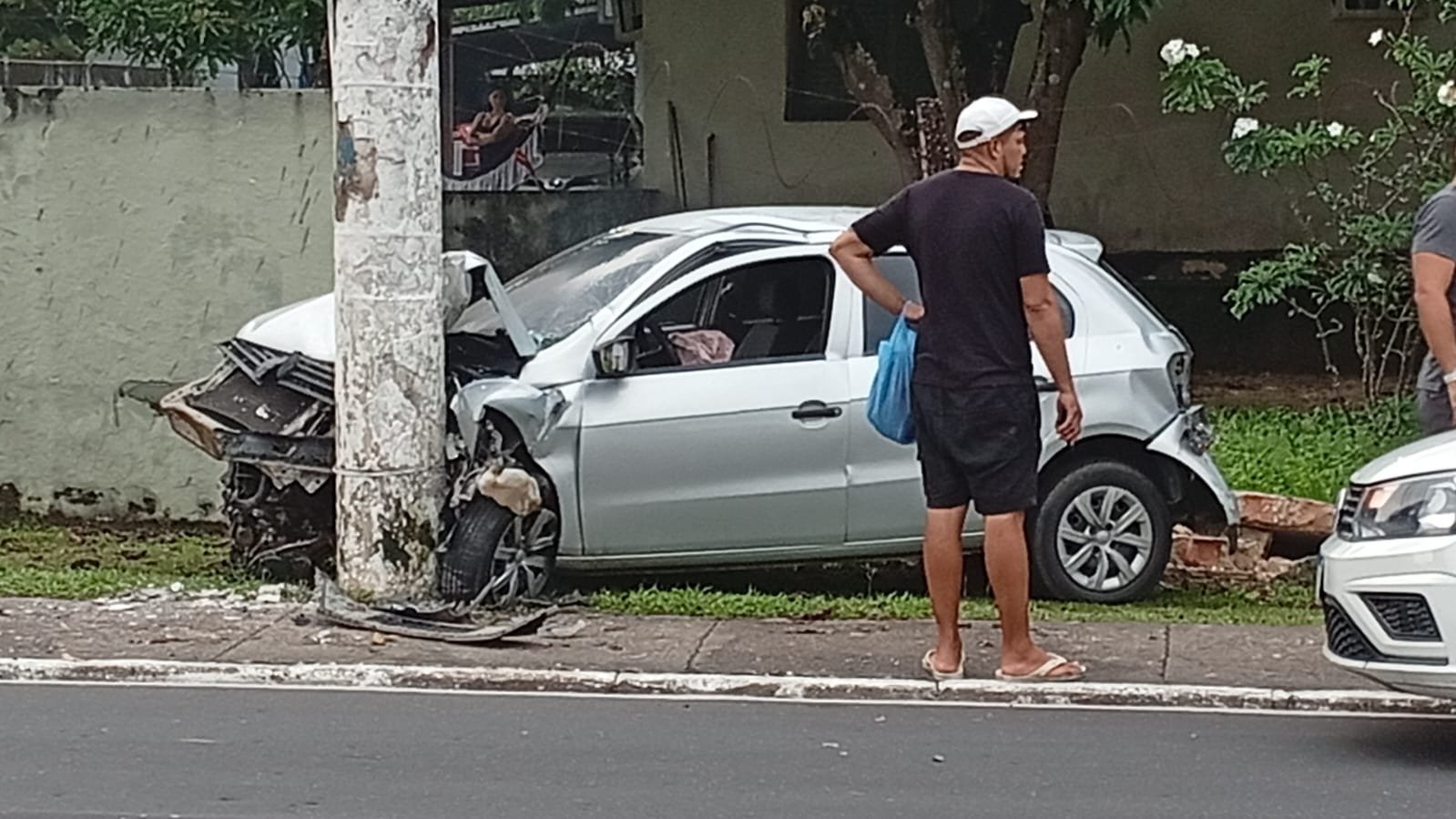 Carro fica destruído após bater em poste na Avenida São Jorge, em Manaus