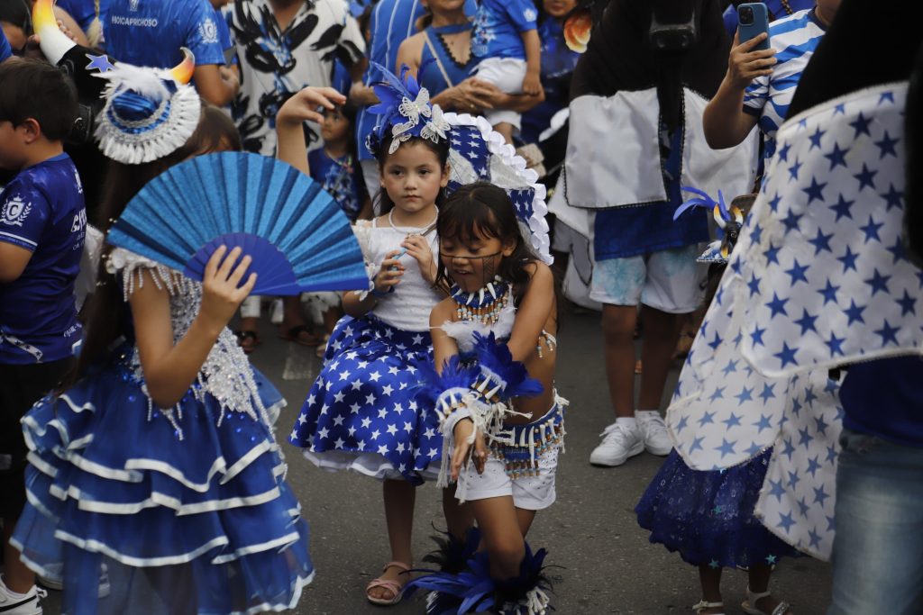 Crianças participam do Boizinho de Rua do Boi Caprichoso em Parintins