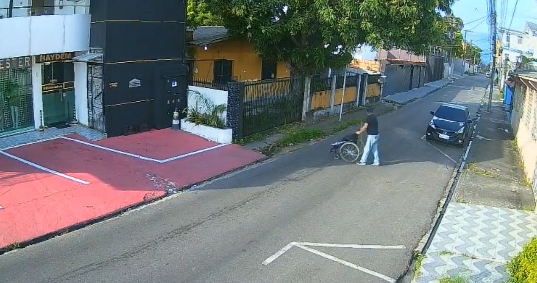 VÍDEO: 'Cadeirante' se levanta, caminha e urina em muro de residência em Manaus