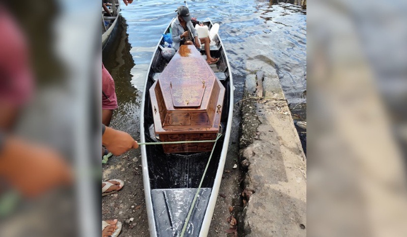 Imagem de mãe levando corpo do filho em canoa comove as redes sociais