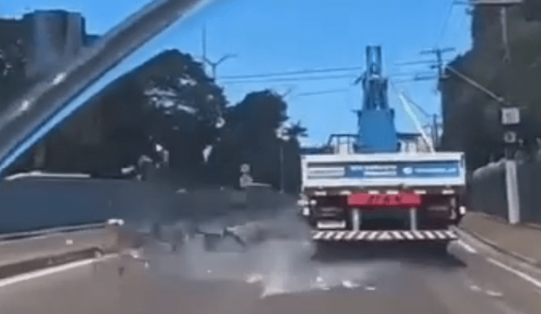 Placas de vidro despencam de caminhão e quase atingem veículos em Manaus