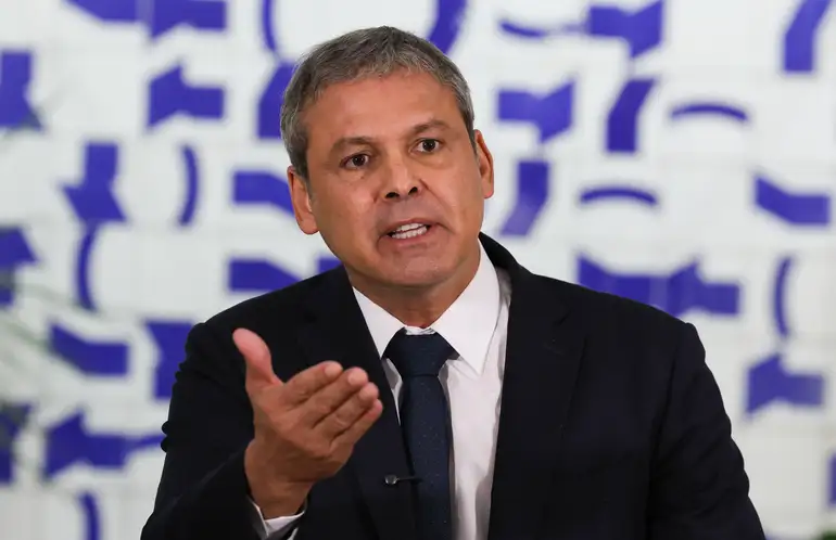Lindbergh Farias aciona Interpol e pede investigação