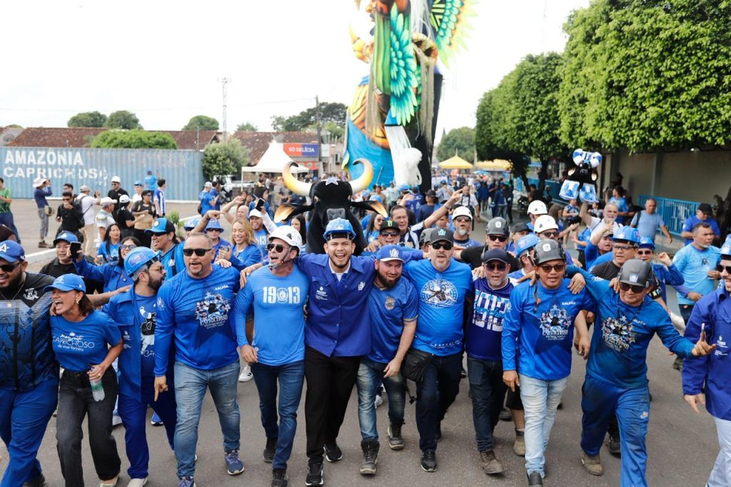 Caprichoso inicia traslado de alegorias para o Bumbódromo