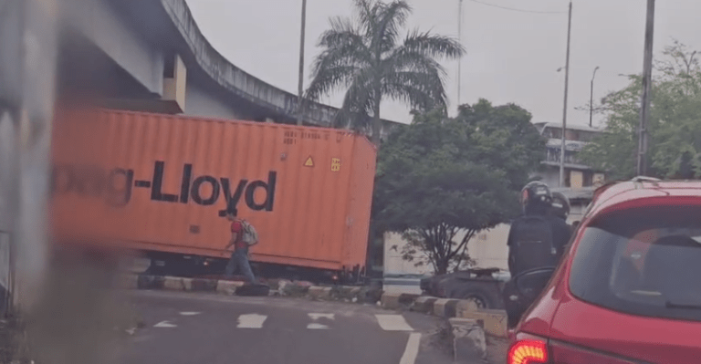 Carreta fica engatada na Bola do Coroado e trava trânsito na zona Leste de Manaus