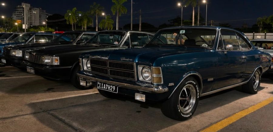 Encontro de carros antigos reúne clássicos no Shopping Ponta Negra