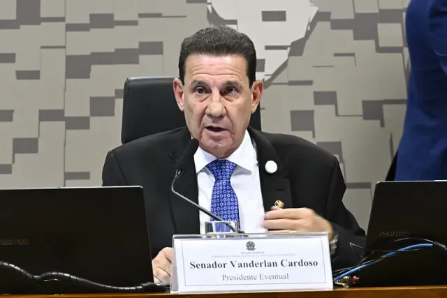 Centrão e oposição querem mudar CLT no Senado
