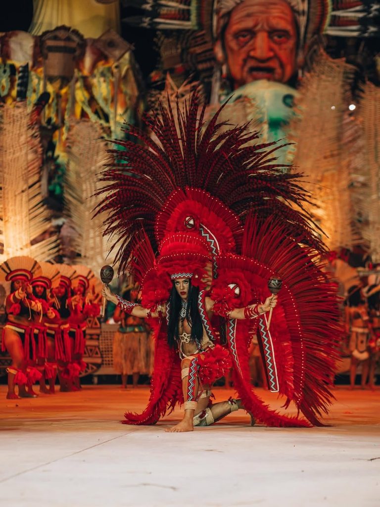 Cunhãs protagonizam duelo de beleza e força no Festival de Parintins