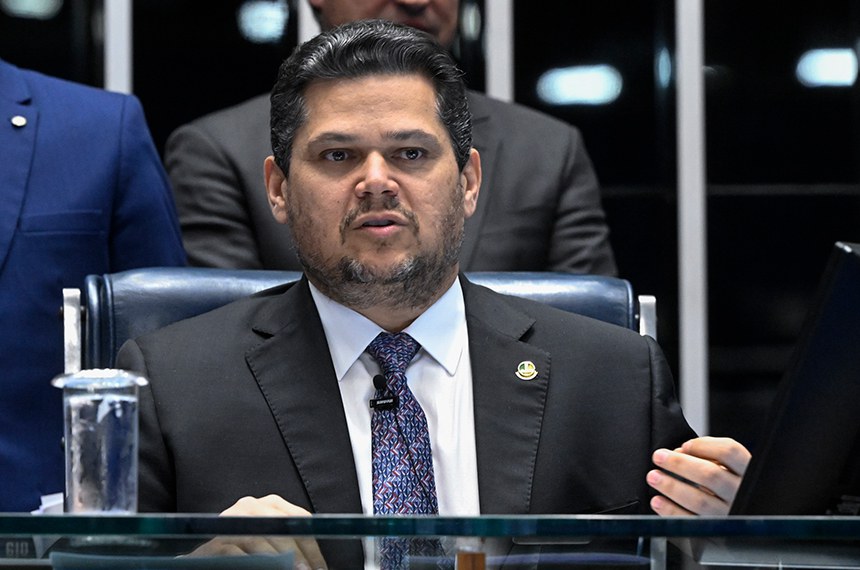 Pressionado, Alcolumbre tenta descredibilizar denúncias que ligam seu nome ao escândalo do Banco Master