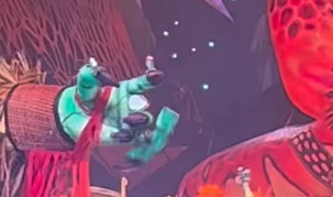 VÍDEO: Alegoria do Garantido quebra durante apresentação no Festival de Parintins