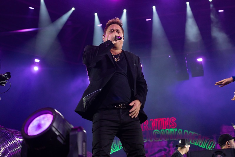 Festa dos Visitantes reúne 25 mil pessoas com shows de Leonardo e Filho do Piseiro em Parintins
