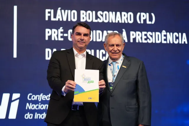 Flávio Bolsonaro e Zema criticam CLT, lei ambiental e Justiça