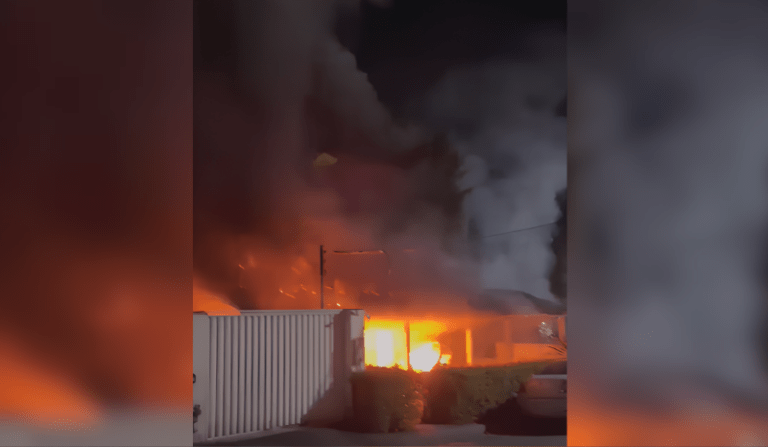 Incêndio de grandes proporções destrói casa em condomínio de Manaus