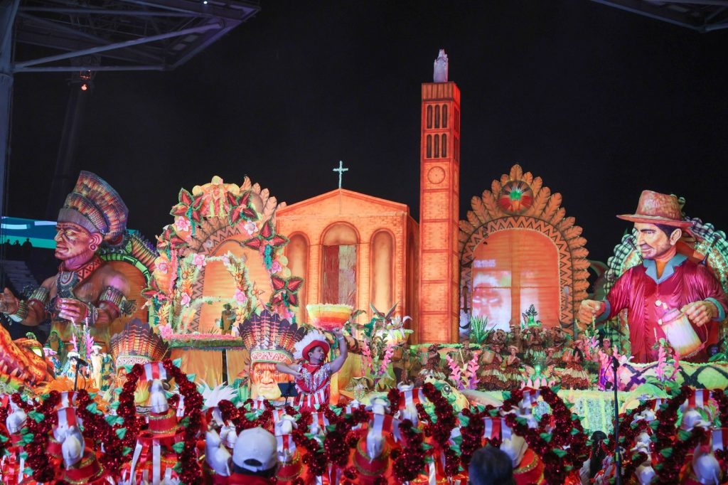 Garantido encerra o Festival de Parintins com espetáculo de fé e tradição
