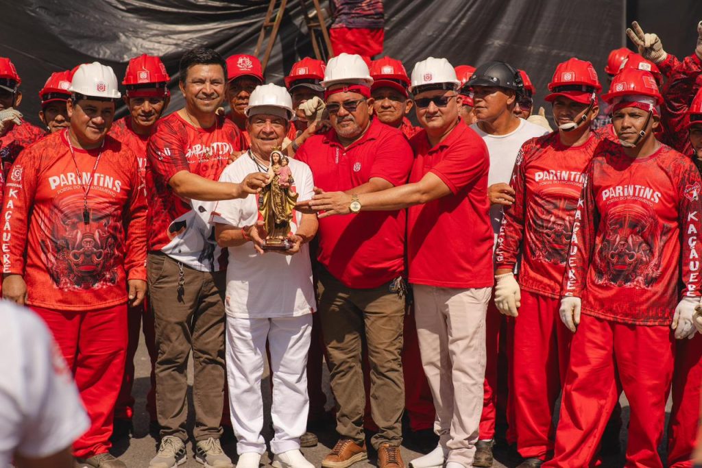 Garantido inicia translado das alegorias do projeto 2026