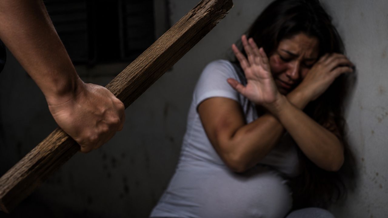 Grávida é espancada com pedaço de madeira por agiotas após quitar empréstimo de R$ 250 em Manaus