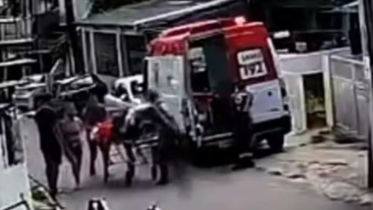 VÍDEO: Idoso cai de maca durante atendimento do Samu em Manaus