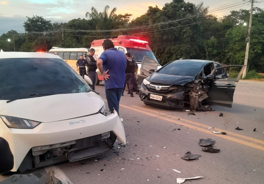 Colisão frontal entre carros deixa feridos na BR-174