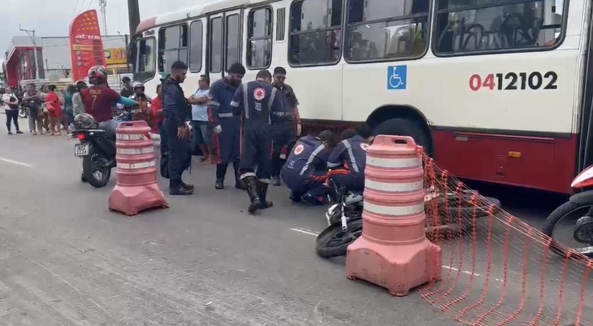 Motociclista morre após ser atropelada por ônibus na Cosme Ferreira, em Manaus