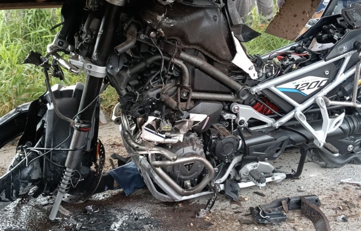 Médico morre após ser fechado por carro e atingir carreta na AM-010