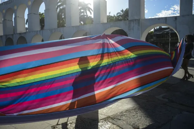 Impacto da exclusão de pessoas LGBTQIA+ no trabalho no Brasil