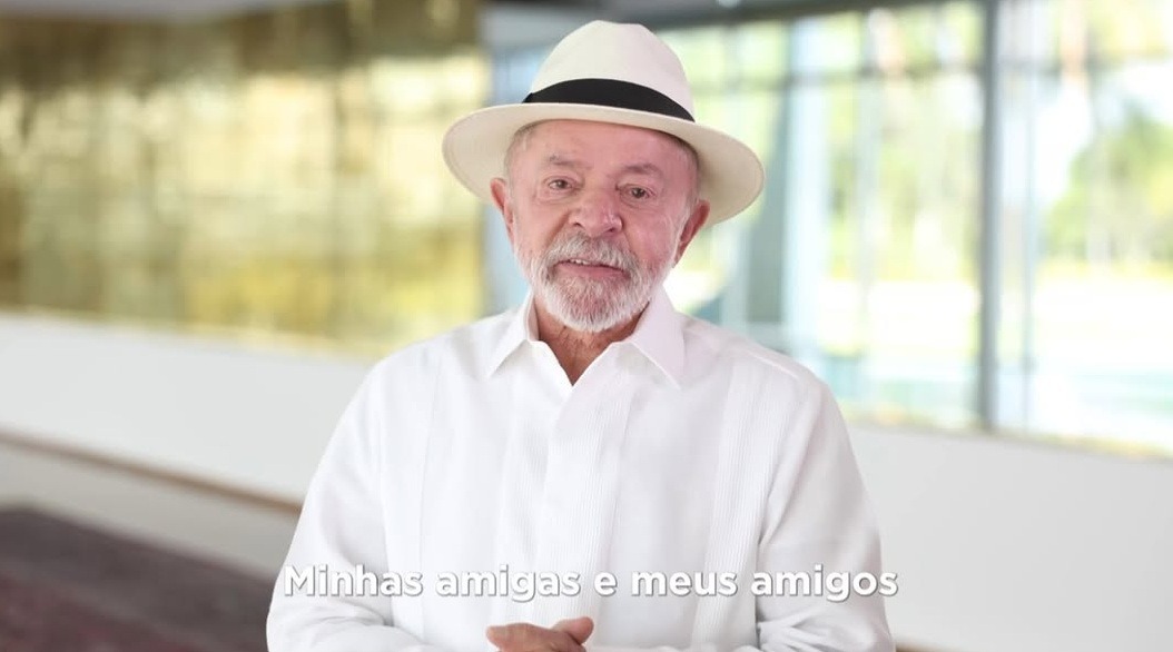 Lula lamenta ausência e exalta Festival de Parintins