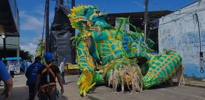 VÍDEO: Módulo alegórico do Caprichoso cai durante translado para o Bumbódromo de Parintins