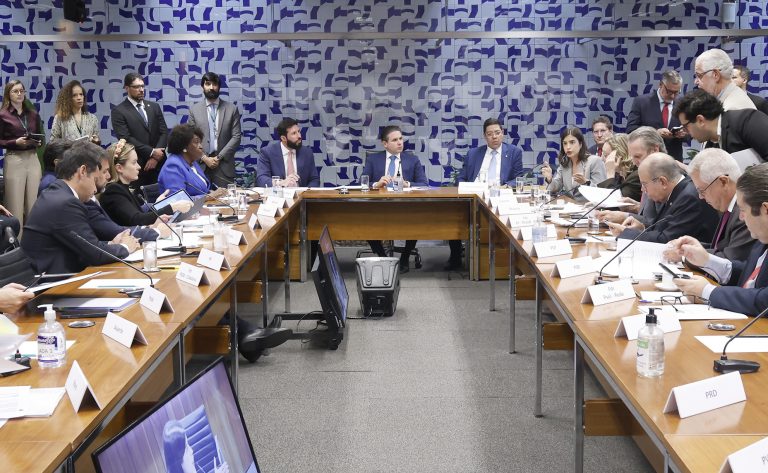 Câmara federal tenta destravar misoginia, MEIs e uso de IA