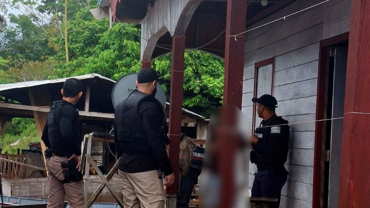 Mulher flagra marido estuprando a filha de 10 anos dentro de casa em Tapauá