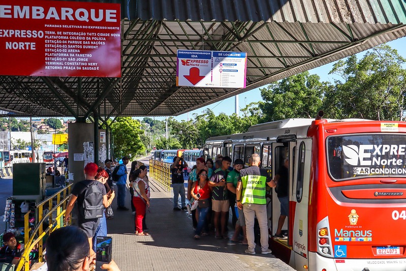 Passageiros embarcam em linha Expresso Norte