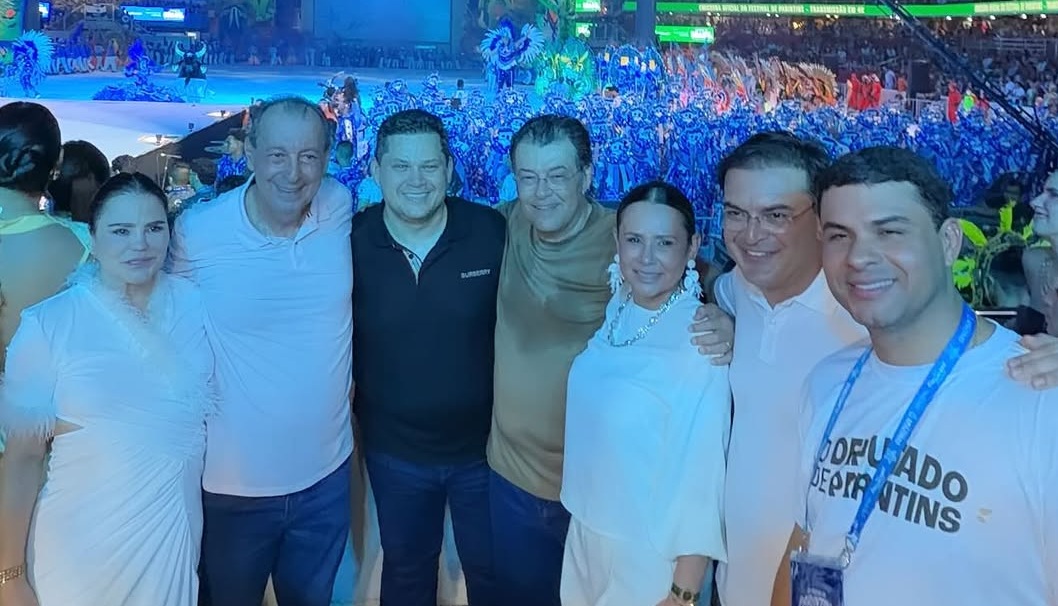 VÍDEO: Presidente do Senado entra no clima e dança toadas no Festival de Parintins