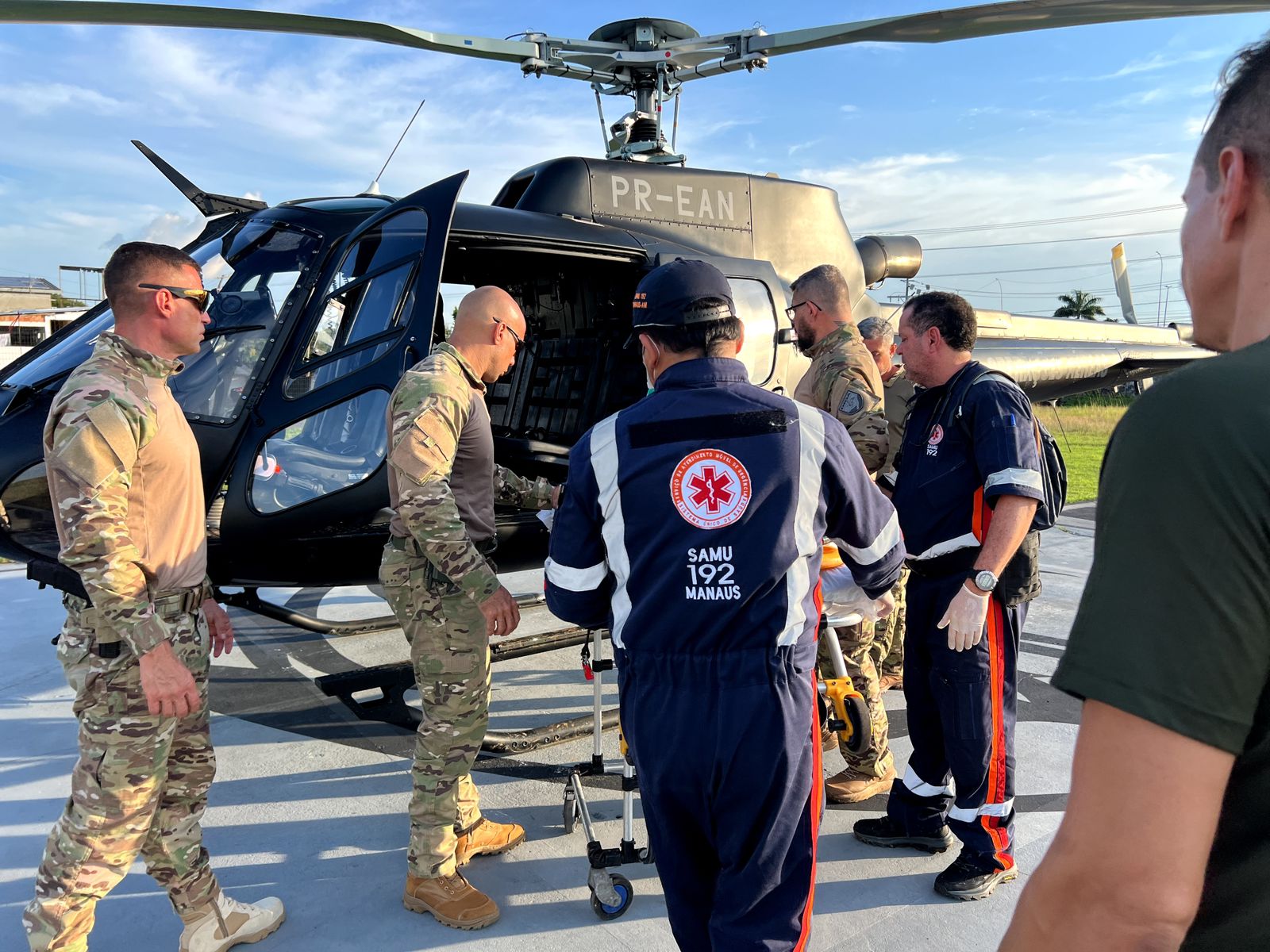 Homem é resgatado de helicóptero após cair de açaizeiro no Amazonas