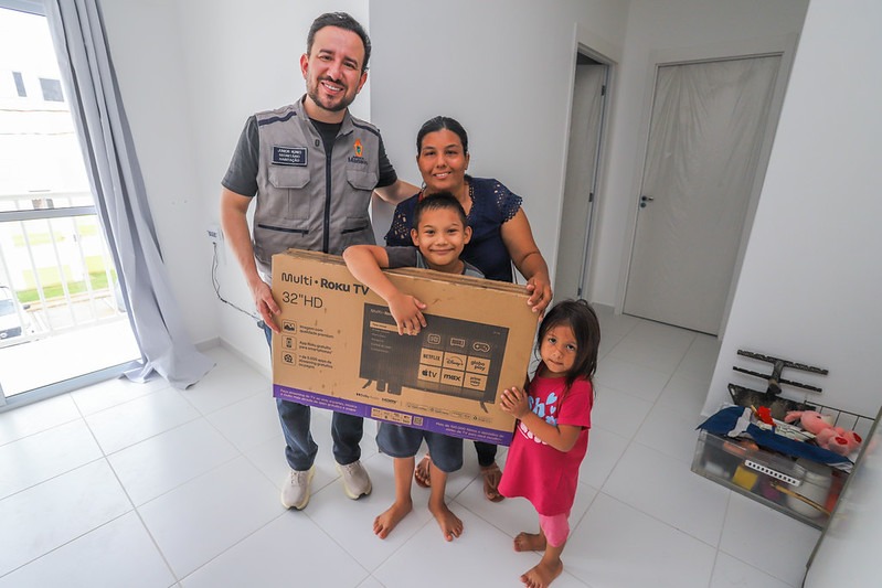 Secretário da Semhaf, Júnior Nunes entregando nova televisão a família